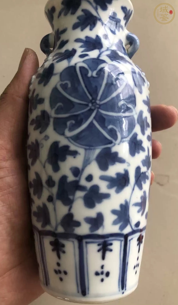 古玩陶瓷晚清·青花纏枝花卉紋雙耳瓶真品鑒賞圖