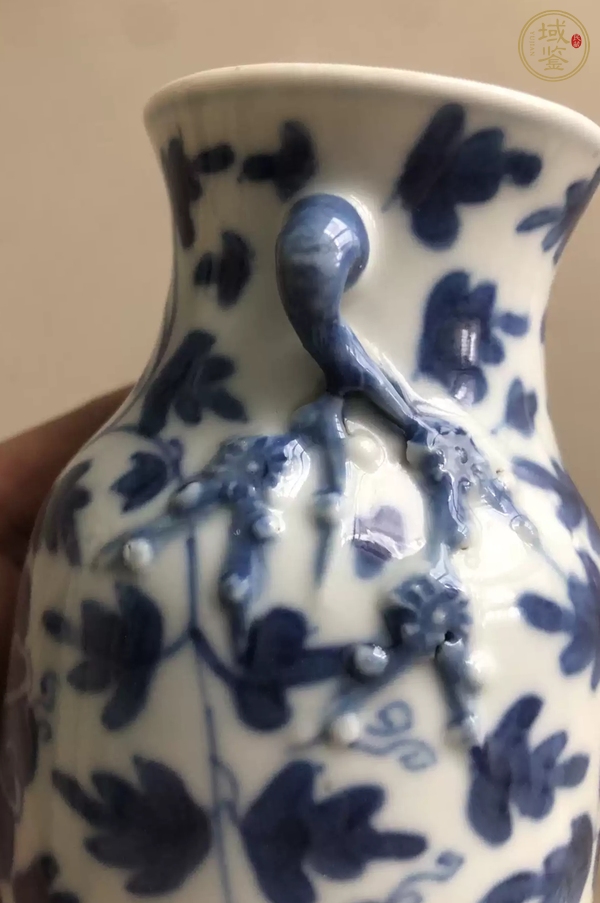 古玩陶瓷晚清·青花纏枝花卉紋雙耳瓶真品鑒賞圖
