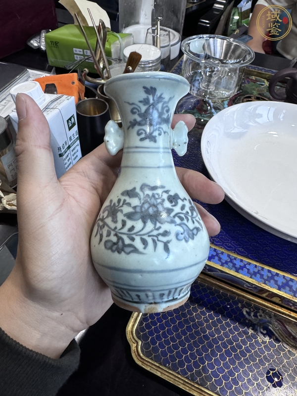 古玩陶瓷花卉紋青花雙耳瓶真品鑒賞圖