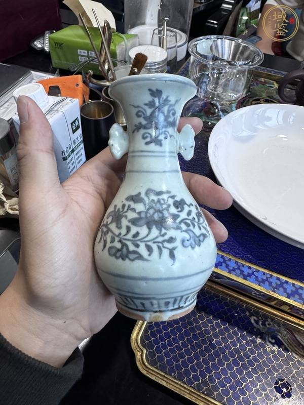 古玩陶瓷花卉紋青花雙耳瓶真品鑒賞圖