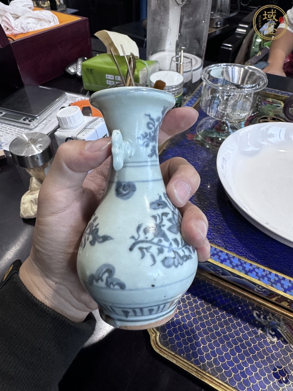 古玩陶瓷花卉紋青花雙耳瓶真品鑒賞圖