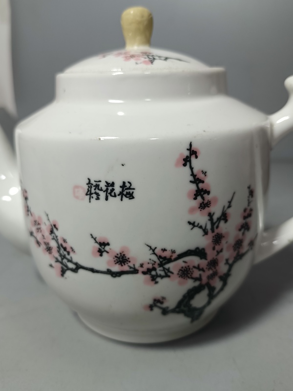 古玩陶瓷梅花紋1973年大茶壺拍賣，當(dāng)前價格180元