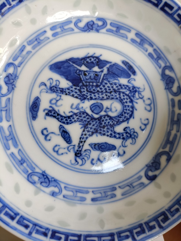 古玩陶瓷精品清末民初玲瓏瓷青花云龍趕珠紋盤拍賣,當(dāng)前價(jià)格980元