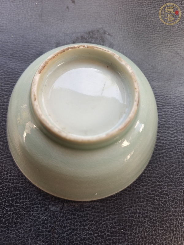 古玩陶瓷冬青釉內(nèi)青花八卦紋茶碗真品鑒賞圖