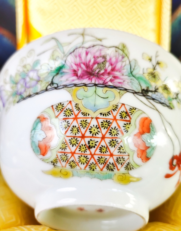 古玩陶瓷【潦華珎品名堂細路精品】粉彩提籃花卉紋大蓋碗拍賣,當前價格11800元