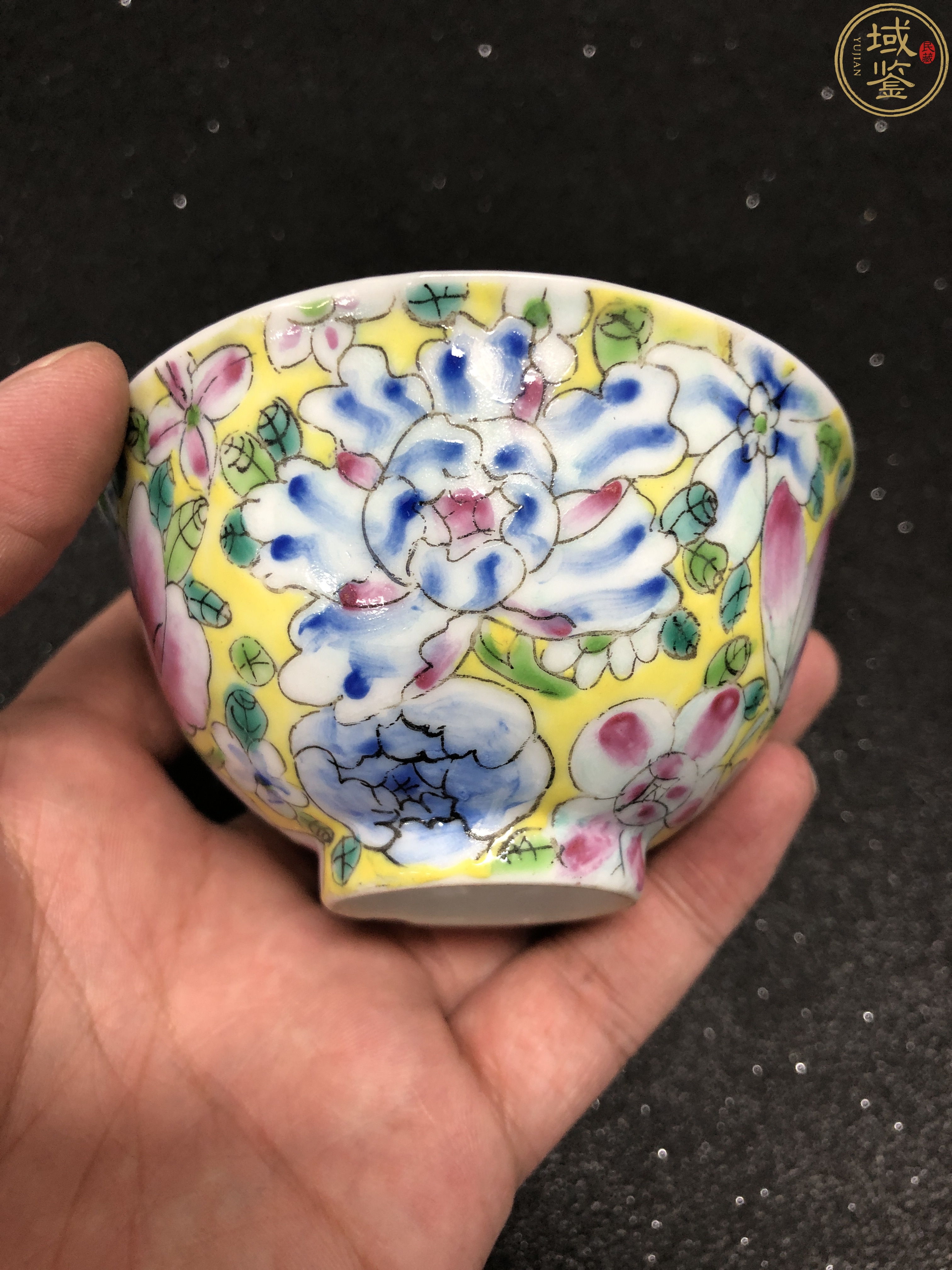 域鉴古玩】大清光绪年製官窑款黄地百花不落地茶圆拍卖价格/图片