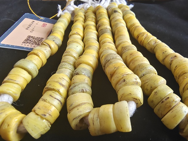 古玩玉器清代藏傳琉璃剁珠拍賣,當(dāng)前價格380元