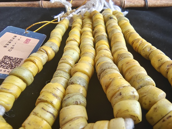 古玩玉器清代藏傳琉璃剁珠拍賣,當前價格380元