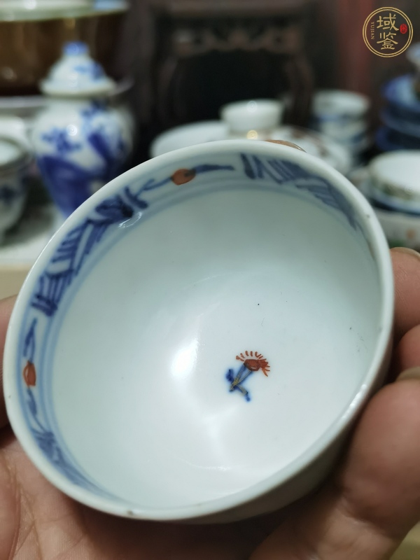 古玩陶瓷青花礬紅花卉紋茶杯 真品鑒賞圖