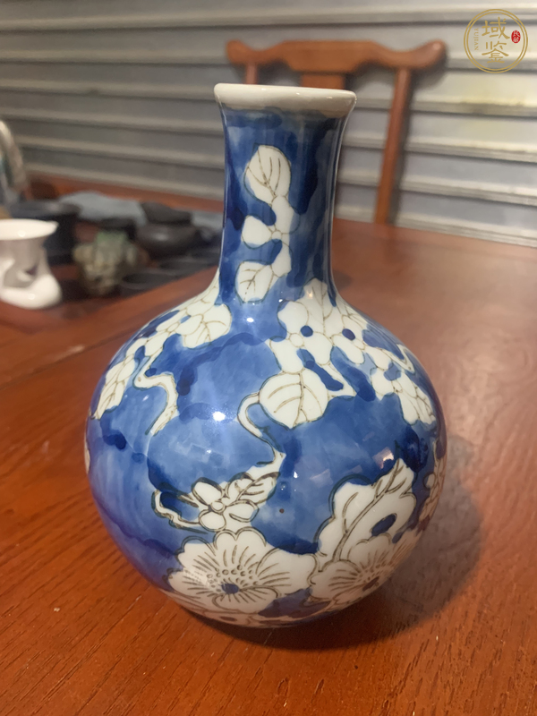 古玩陶瓷花卉紋天球瓶真品鑒賞圖