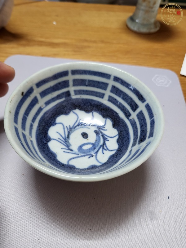 古玩陶瓷豆青釉青花八卦碗杯真品鑒賞圖