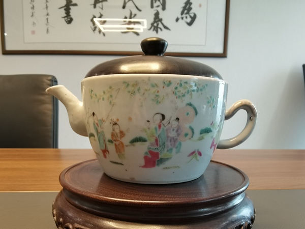 古玩轉(zhuǎn)賣宣統(tǒng)年製本朝本款精品粉彩仕女嬰戲圖參壺拍賣，當前價格4600元