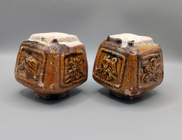 古玩陶瓷明代.黃釉開窗刻花卉紋罐一對(duì)530拍賣,當(dāng)前價(jià)格530元