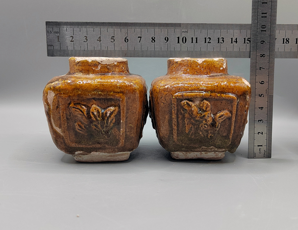 古玩陶瓷明代.黃釉開窗刻花卉紋罐一對(duì)530拍賣,當(dāng)前價(jià)格530元