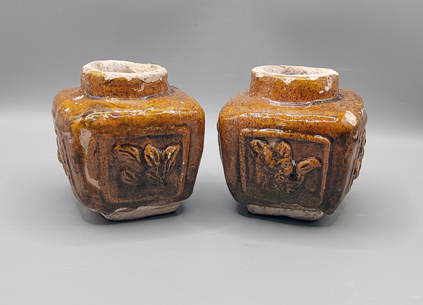 古玩陶瓷明代.黃釉開窗刻花卉紋罐一對(duì)530拍賣,當(dāng)前價(jià)格530元