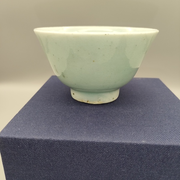 古玩陶瓷清中期,嘉道豆青釉主人杯拍賣,當(dāng)前價格230元