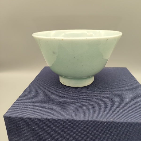 古玩陶瓷清中期,嘉道豆青釉主人杯拍賣,當(dāng)前價格230元
