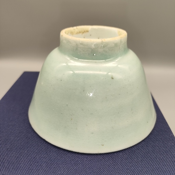 古玩陶瓷清中期,嘉道豆青釉主人杯拍賣,當(dāng)前價格230元