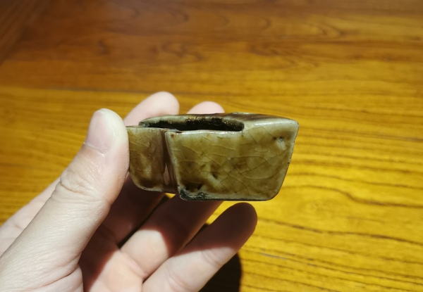 古玩陶瓷清中期米黃釉筆插(文房)拍賣,當(dāng)前價(jià)格0元