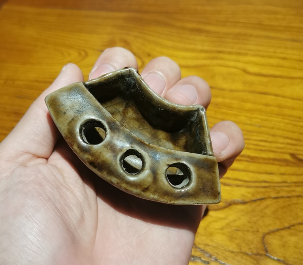 古玩陶瓷清中期米黃釉筆插(文房)拍賣,當(dāng)前價(jià)格0元
