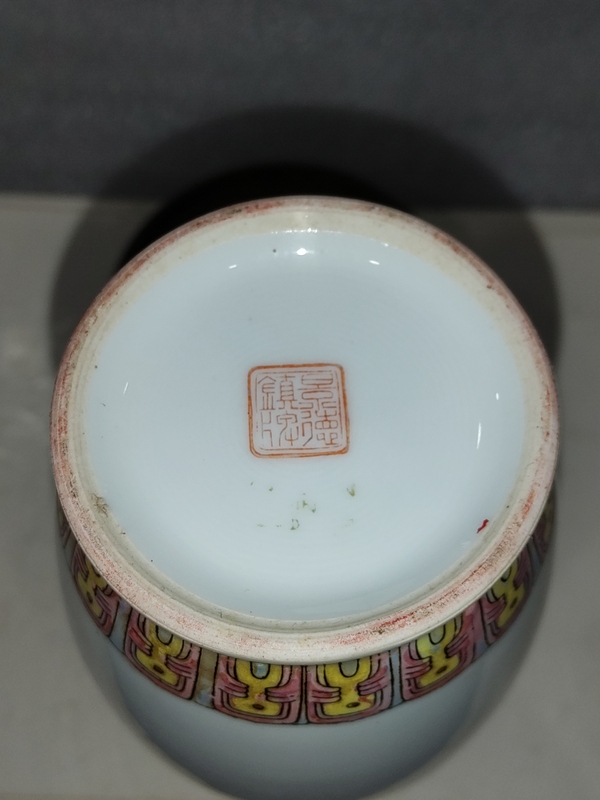 古玩陶瓷粉彩孔雀牡丹花紋瓶拍賣(mài)，當(dāng)前價(jià)格1280元