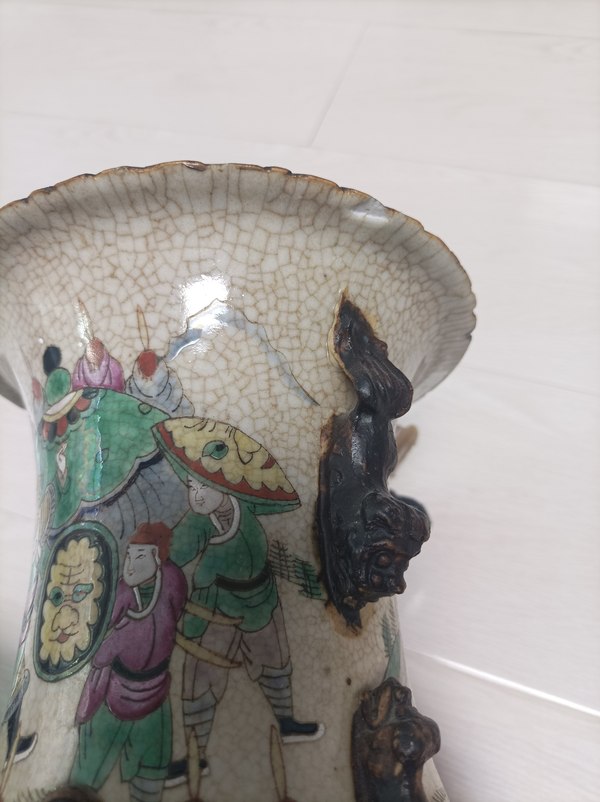 古玩陶瓷清代咸豐哥釉粉彩刀馬人物圖獅耳花口瓶拍賣,當(dāng)前價(jià)格5800元
