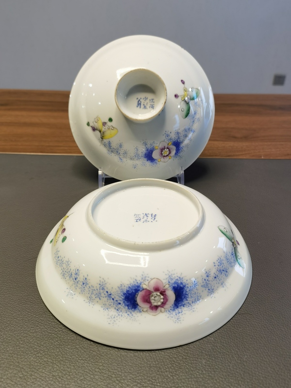 古玩陶瓷江西瓷業公司官窯款粉彩花蝶紋蓋碗拍賣,當前價格5800元