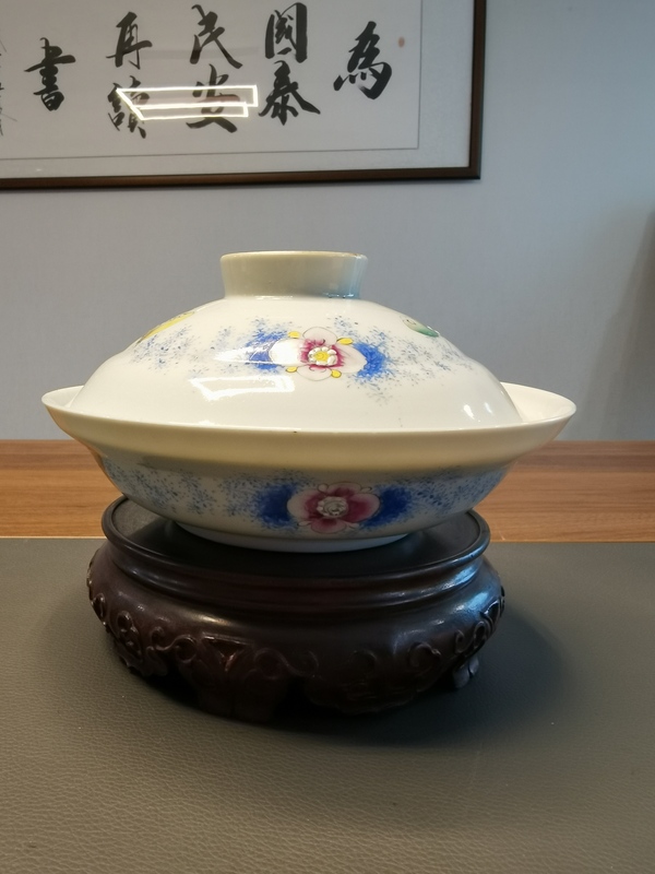 古玩陶瓷江西瓷業公司官窯款粉彩花蝶紋蓋碗拍賣,當前價格5800元