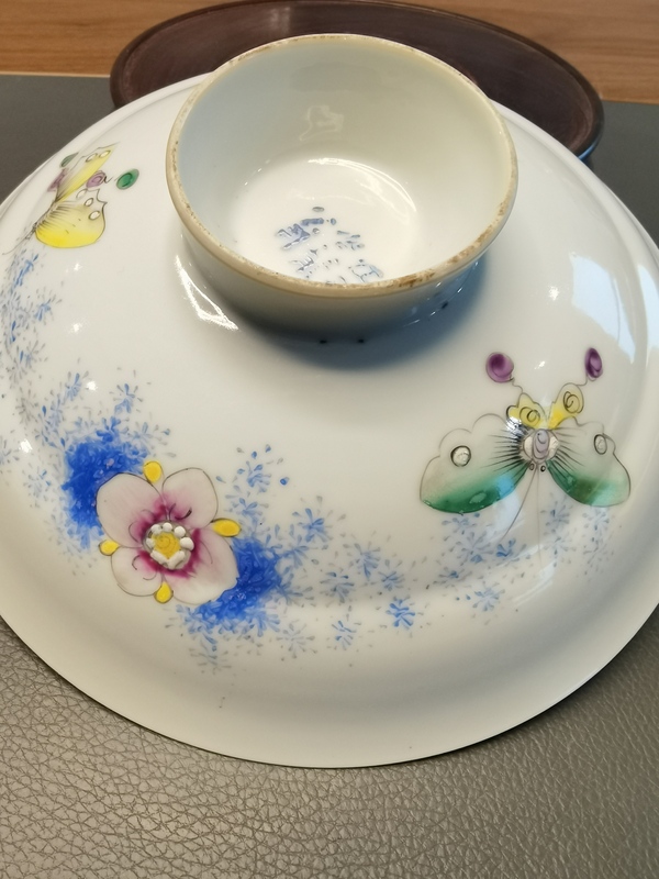 古玩陶瓷江西瓷業公司官窯款粉彩花蝶紋蓋碗拍賣,當前價格5800元