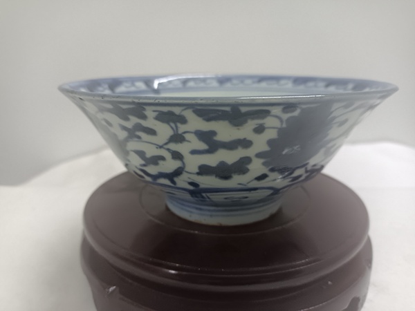 古玩陶瓷青花纏枝花卉碗拍賣，當前價格800元