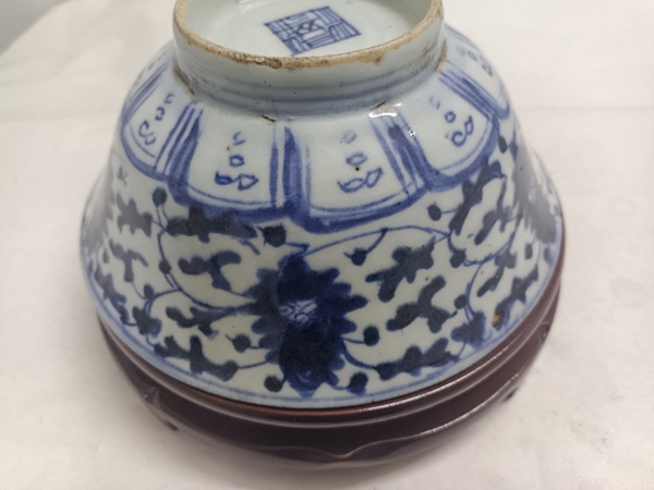 古玩陶瓷清中期青花纏枝花卉碗拍賣,當前價格1200元