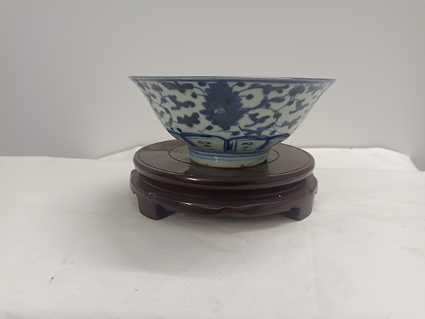 古玩陶瓷青花纏枝花卉碗拍賣，當前價格800元