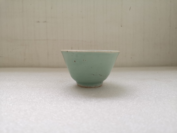 古玩陶瓷清中期豆青釉杯拍賣,當前價格550元