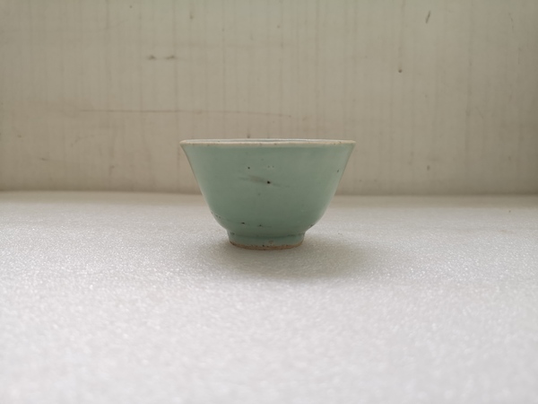 古玩陶瓷清中期豆青釉杯拍賣,當前價格550元