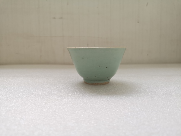 古玩陶瓷清中期豆青釉杯拍賣,當前價格550元