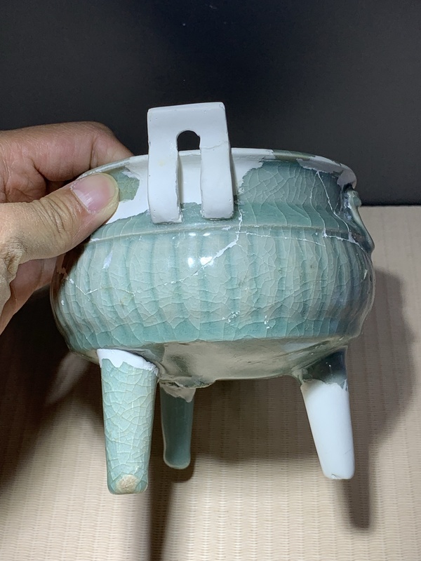 域鉴古玩】馆藏级精品南宋龙泉青瓷双耳三足炉拍卖价格/图片/值多少钱
