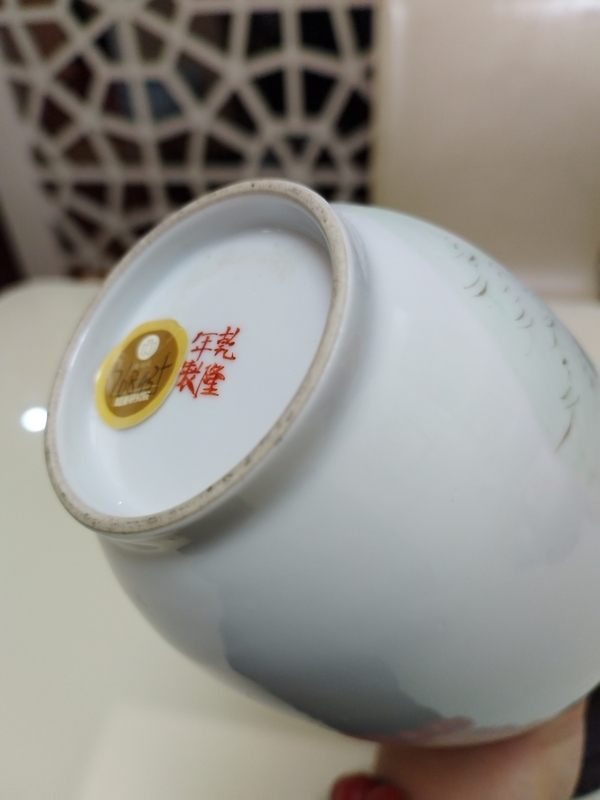 古玩陶瓷粉彩愛(ài)菊?qǐng)D撇口瓶拍賣(mài)，當(dāng)前價(jià)格8800元