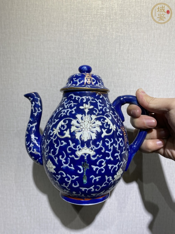 古玩陶瓷藍地粉彩花卉紋茶壺真品鑒賞圖