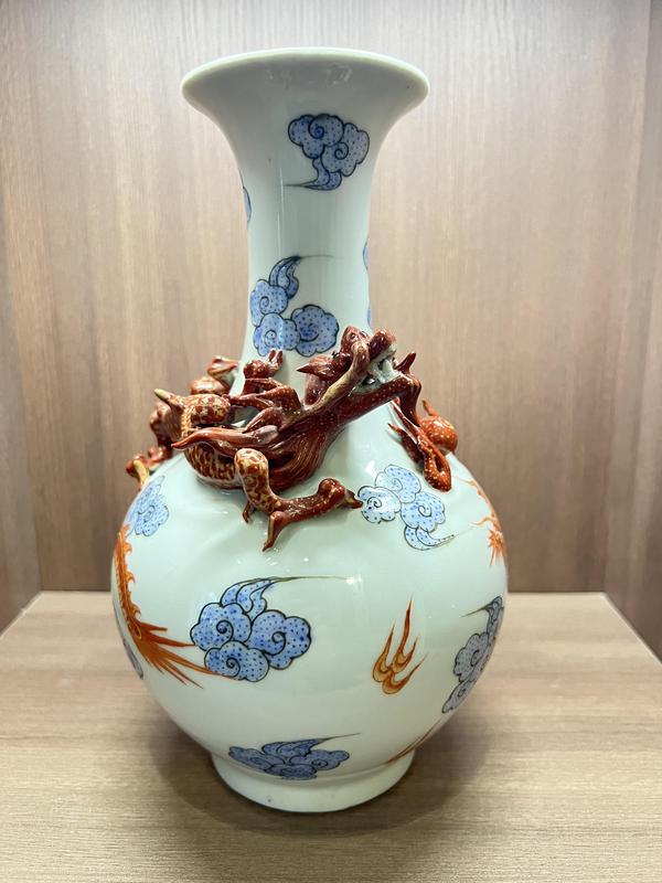 古玩轉(zhuǎn)賣粉彩繪畫和貼塑龍紋撇口瓶拍賣,當(dāng)前價(jià)格399元