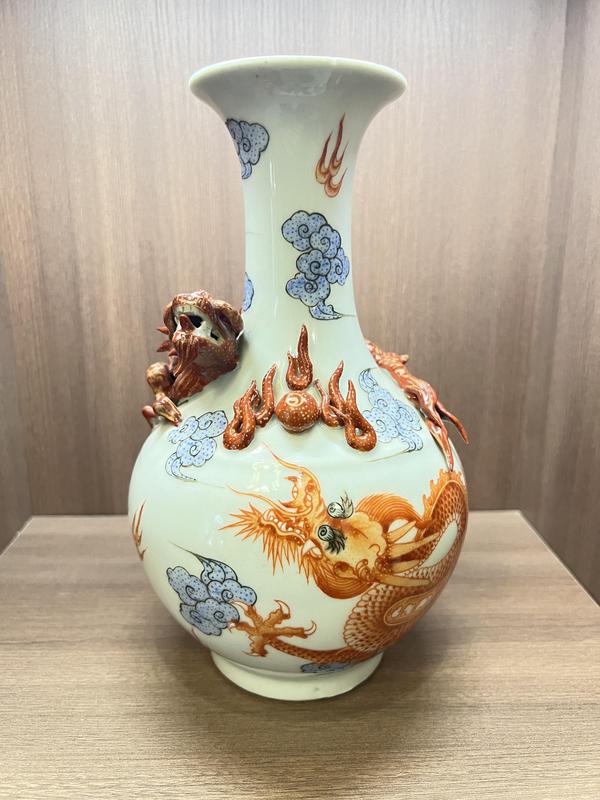 古玩陶瓷粉彩繪畫和貼塑龍紋撇口瓶拍賣,當(dāng)前價格480元