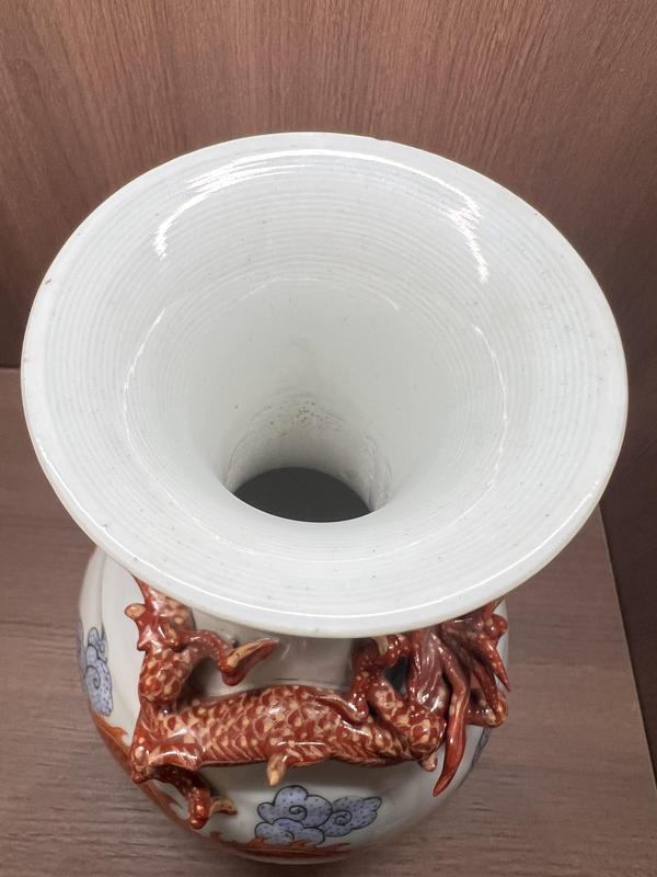 古玩陶瓷粉彩繪畫和貼塑龍紋撇口瓶拍賣,當(dāng)前價格480元