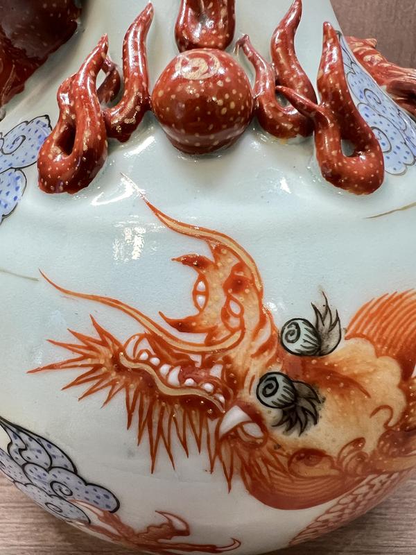 古玩陶瓷粉彩繪畫和貼塑龍紋撇口瓶拍賣,當(dāng)前價格480元