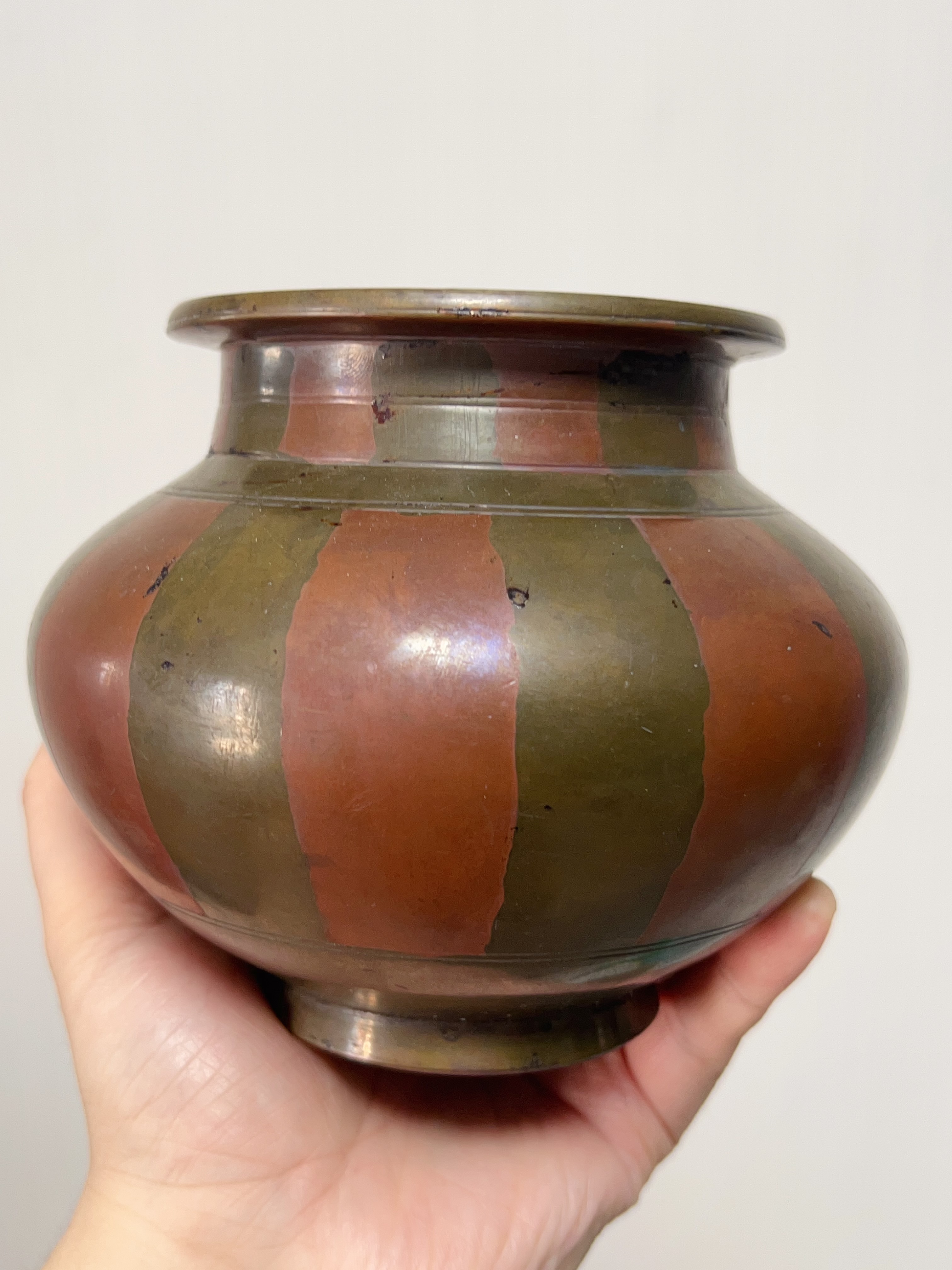 16世纪·藏传铸造镶嵌双色铜佛山供罐