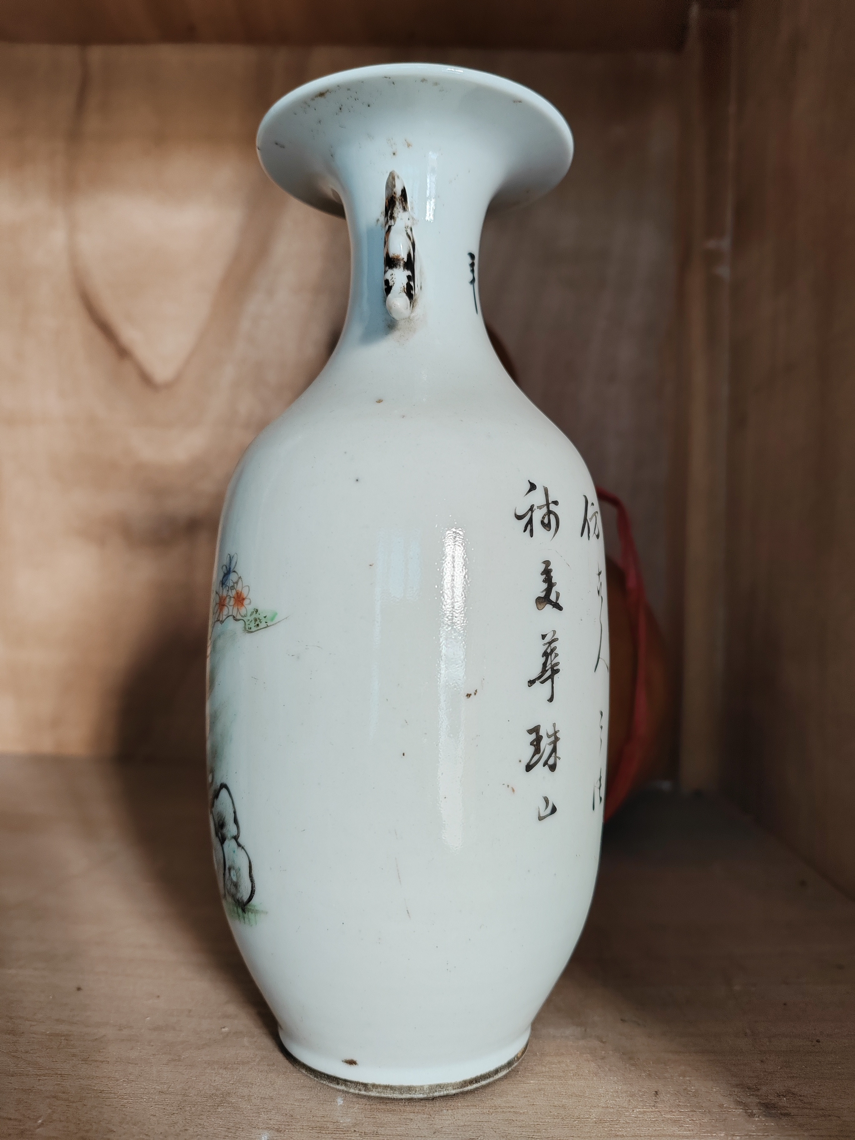 域鉴古玩】清同治·粉彩人物故事纹双耳六方瓶拍卖价格/图片/值多少钱