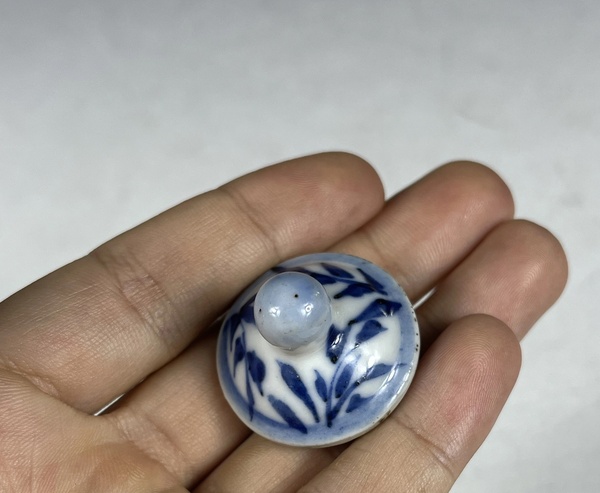 古玩陶瓷清代青花龍穿花紋蓋罐拍賣,當(dāng)前價格2400元