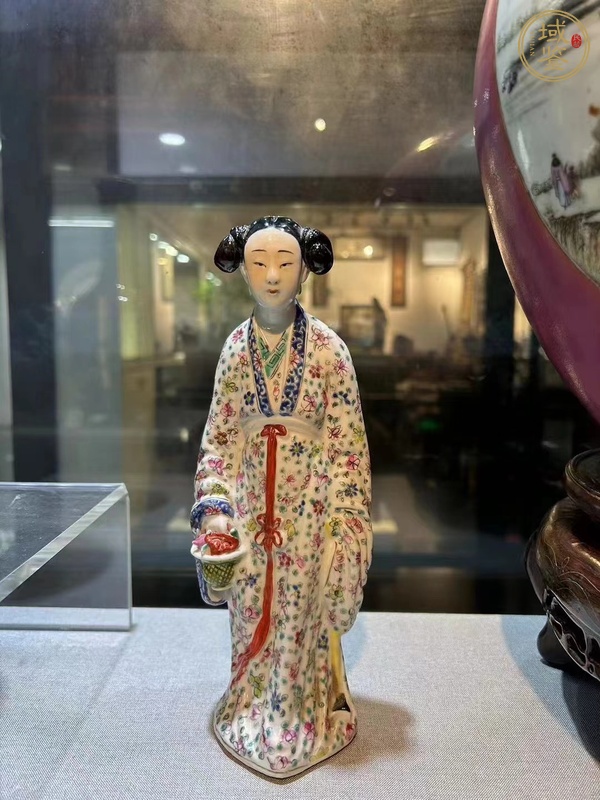 古玩陶瓷民國粉彩侍女人物像真品鑒賞圖