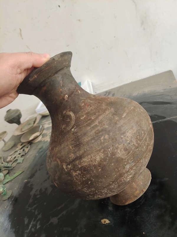 古玩陶瓷館藏級漢代黑陶彩繪漢壺拍賣,當前價格1200元