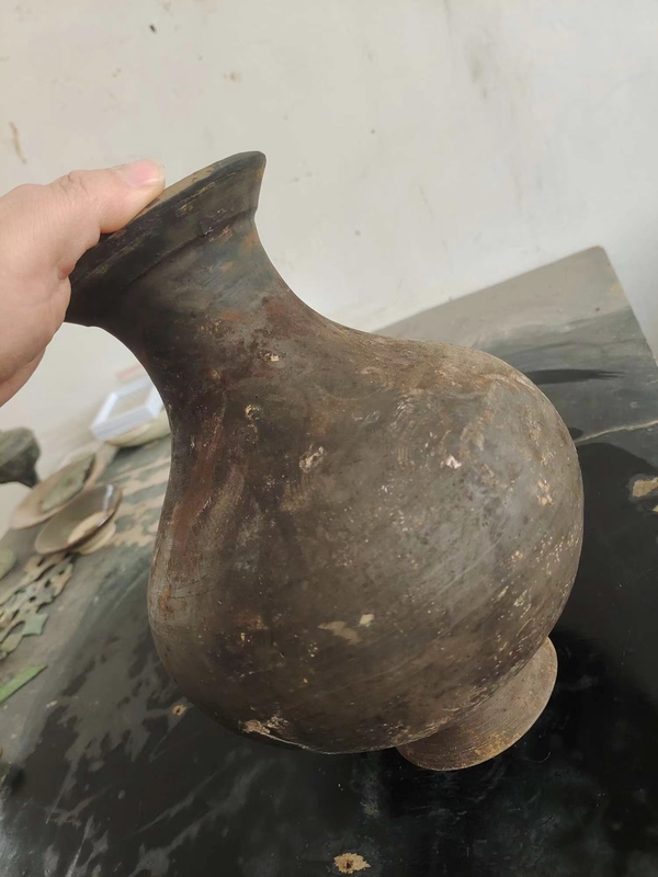 古玩陶瓷館藏級漢代黑陶彩繪漢壺拍賣,當前價格1200元