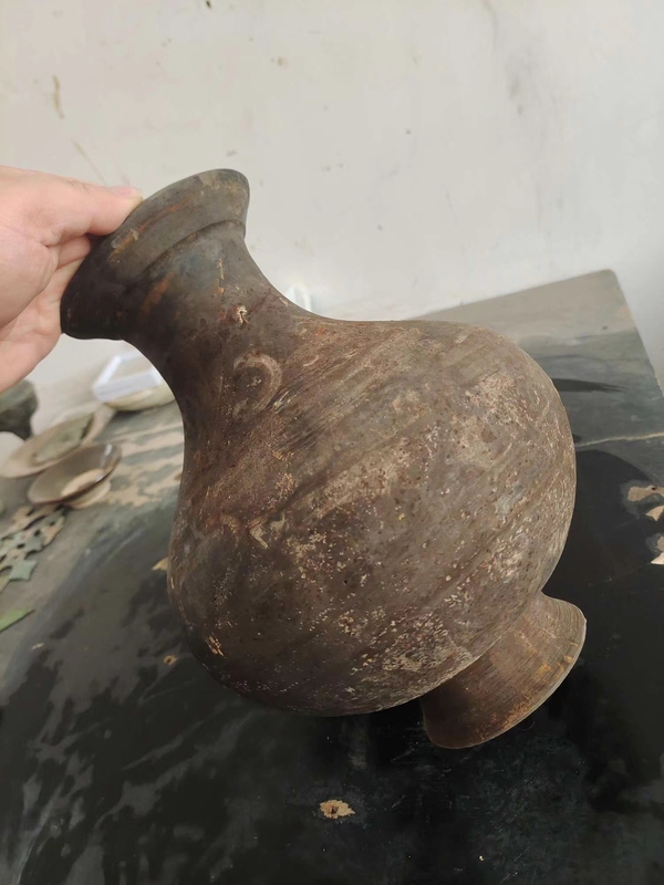 古玩陶瓷館藏級漢代黑陶彩繪漢壺拍賣,當前價格1200元