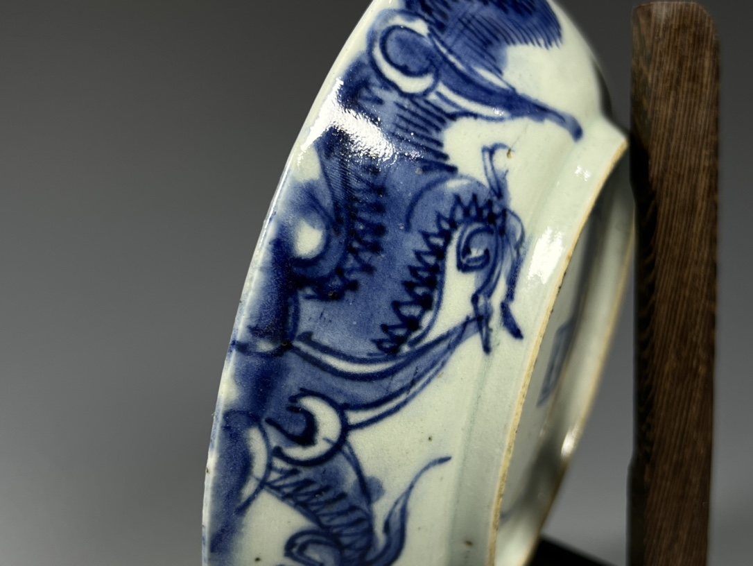 域鉴古玩】清雍正·青花过墙龙纹盘拍卖价格/图片/值多少钱